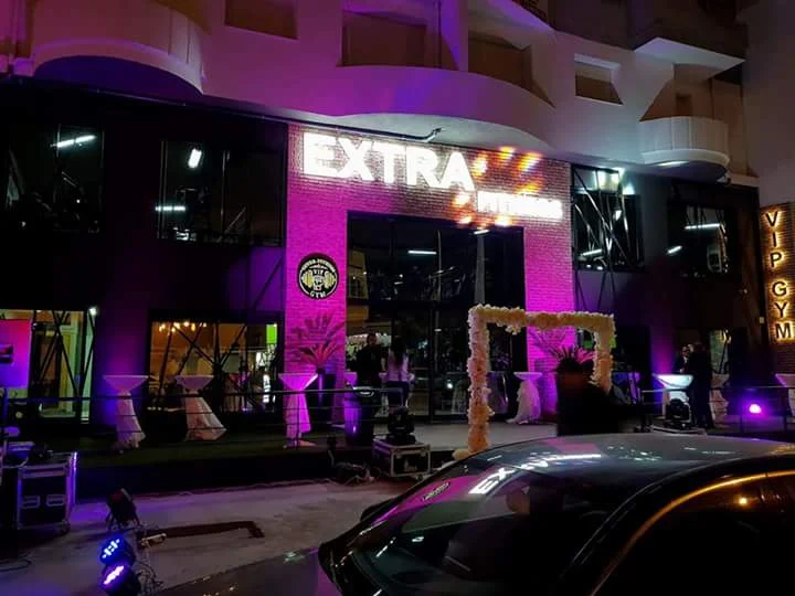 Façade illuminée la nuit